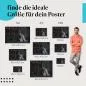 Preview: Wähle die ideale Postergröße: Frau im Kleid auf Motorrad vor Holztür. Preview: Wähle die ideale Postergröße: Frau im Kleid auf Motorrad vor Holztür.