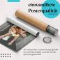 Preview: "Frau auf Toilette": Gerolltes Poster, Zigarette, Humor.