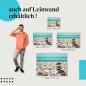 Preview: Steinturm am Strand: Leinwandbild. Türkisblaues Wasser, Blume - Symbol für Ruhe.