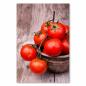 Preview: Tontopf mit roten Tomaten an Rispe, alter Holztisch - frisch & saftig.