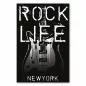 Preview: Used-Look E-Gitarre & Schriftzug "Rock Life New York" - cooles Design für Musikliebhaber. Preview: Used-Look E-Gitarre & Schriftzug "Rock Life New York" - cooles Design für Musikliebhaber.