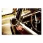 Preview: Die Seitenansicht eines roten Oldtimers zeigt Chromzierleisten und elegantes Interieur. Preview: Die Seitenansicht eines roten Oldtimers zeigt Chromzierleisten und elegantes Interieur.