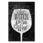 Preview: Humorvolles Poster im Kreidestil mit einem Weinglas und der Aufschrift "Save Water Drink Wine" auf schwarzem Hintergrund.