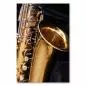 Preview: Nahaufnahme eines goldenen Saxophons, dessen Oberfläche von Gebrauchsspuren und Gravuren geziert ist. Preview: Nahaufnahme eines goldenen Saxophons, dessen Oberfläche von Gebrauchsspuren und Gravuren geziert ist.