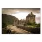 Preview: Gepflasterte Straße führt zu imposantem Schloss in Schottland, grüne Hügel schaffen mystische Atmosphäre. Preview: Gepflasterte Straße führt zu imposantem Schloss in Schottland, grüne Hügel schaffen mystische Atmosphäre.