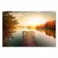 Preview: Ein Steg führt auf einen See hinaus. Herbstliche Bäume säumen das Ufer & spiegeln sich im Wasser. Die Sonne taucht die Landschaft in warme Farben. Preview: Ein Steg führt auf einen See hinaus. Herbstliche Bäume säumen das Ufer & spiegeln sich im Wasser. Die Sonne taucht die Landschaft in warme Farben.