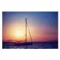 Preview: Ein Segelboot gleitet bei Sonnenuntergang über das Meer - ein romantisches Bild voller Freiheit. Preview: Ein Segelboot gleitet bei Sonnenuntergang über das Meer - ein romantisches Bild voller Freiheit.