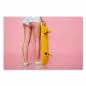 Preview: Frau, kurze Jeans-Shorts, weiße Sneaker, gelbes Skateboard, pinker Hintergrund. Preview: Frau, kurze Jeans-Shorts, weiße Sneaker, gelbes Skateboard, pinker Hintergrund.