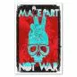 Preview: Ein Skelett mit Fliegerbrille formt ein Peace-Zeichen vor Palmen. Schriftzug "Make Art Not War". Preview: Ein Skelett mit Fliegerbrille formt ein Peace-Zeichen vor Palmen. Schriftzug "Make Art Not War".