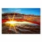 Preview: Die aufgehende Sonne scheint durch den Mesa Arch im Arches Nationalpark – ein atemberaubendes Naturschauspiel. Preview: Die aufgehende Sonne scheint durch den Mesa Arch im Arches Nationalpark – ein atemberaubendes Naturschauspiel.