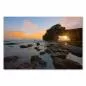 Preview: Die Sonne versinkt am Horizont und strahlt durch das Felsentor am Strand von Bali - ein magischer Anblick. Preview: Die Sonne versinkt am Horizont und strahlt durch das Felsentor am Strand von Bali - ein magischer Anblick.