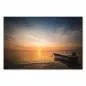 Preview: Stimmungsvolles Bild eines kleinen Bootes im Wasser vor dem Hintergrund eines farbenfrohen Sonnenuntergangs am Meer. Preview: Stimmungsvolles Bild eines kleinen Bootes im Wasser vor dem Hintergrund eines farbenfrohen Sonnenuntergangs am Meer.