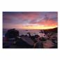Preview: Sonnenuntergang, warme Farben, Felsen am Strand, ruhiges Meer.