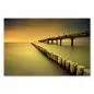 Preview: Langer Steg ins ruhige Meer, untergehende Sonne taucht Szenerie in goldenes Licht – Bild voller Abendstimmung. Preview: Langer Steg ins ruhige Meer, untergehende Sonne taucht Szenerie in goldenes Licht – Bild voller Abendstimmung.