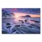 Preview: Lila Himmel über Strand in Norwegen, schneebedeckte Berge, Wellen & Felsen. Preview: Lila Himmel über Strand in Norwegen, schneebedeckte Berge, Wellen & Felsen.