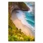 Preview: Zwei Personen spazieren am Strand entlang. Türkisblaues Wasser & grüne Klippen bilden eine traumhafte Kulisse. Preview: Zwei Personen spazieren am Strand entlang. Türkisblaues Wasser & grüne Klippen bilden eine traumhafte Kulisse.