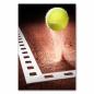 Preview: Ein gelber Tennisball schwebt über einem roten Sandplatz – Dynamik und Bewegung pur!