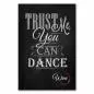 Preview: Dekoratives Poster „Trust Me You Can Dance“ mit Weinglas auf schwarzem Hintergrund, ideal für Weinliebhaber.