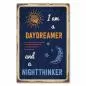 Preview: Dunkelblaues Vintage-Schild mit Sonne, Sternen und Mond und dem Spruch "Ich bin ein Tagträumer und ein Nachtdenker" Preview: Dunkelblaues Vintage-Schild mit Sonne, Sternen und Mond und dem Spruch "Ich bin ein Tagträumer und ein Nachtdenker"