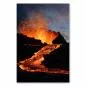 Preview: Ein Vulkan bei Dämmerung erzeugt ein Spektakel aus glühender Lava und Funkenregen. Preview: Ein Vulkan bei Dämmerung erzeugt ein Spektakel aus glühender Lava und Funkenregen.