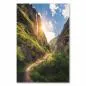 Preview: Wasserfall stürzt an Felswand in die Tiefe, Wanderweg durch grüne Landschaft. Preview: Wasserfall stürzt an Felswand in die Tiefe, Wanderweg durch grüne Landschaft.