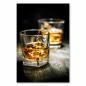Preview: Zwei Gläser gefüllt mit Whisky und Eiswürfeln auf einem rustikalen Holztisch.