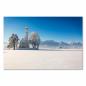 Preview: Eine einsame Kirche inmitten einer tiefverschneiten Winterlandschaft – ein Bild von Ruhe und Besinnlichkeit.