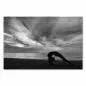Preview: Schwarz-Weiß-Foto: Frau in Yoga-Kleidung, Brücke-Pose, Strand, Meer, bewölkter Himmel. Preview: Schwarz-Weiß-Foto: Frau in Yoga-Kleidung, Brücke-Pose, Strand, Meer, bewölkter Himmel.