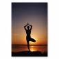Preview: Frau praktiziert Yoga am See bei Sonnenuntergang, genießt Ruhe & Natur.