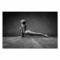 Preview: Schwarz-Weiss Foto einer Frau in Sportbekleidung, die die Yoga-Übung "Kobra" ausführt