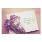 Preview: Offenes Notizbuch mit dem Zitat "There are so many beautiful reasons to be happy." und einem Strauß lila Trockenblumen. Preview: Offenes Notizbuch mit dem Zitat "There are so many beautiful reasons to be happy." und einem Strauß lila Trockenblumen.