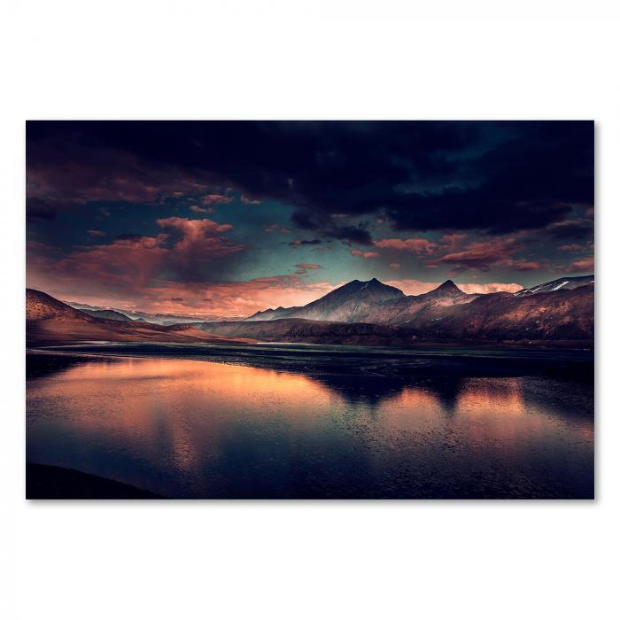 Bergsee, Spiegelung des Himmels, Berggipfel im Sonnenuntergang.