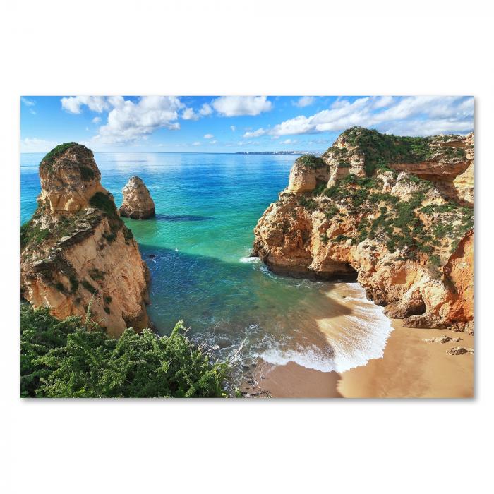 Eine traumhafte Bu cht mit goldgelben Klippen, die das türkisblaue Meer einrahmen.Weisser Sandstrand lädt zum Verweilen ein.