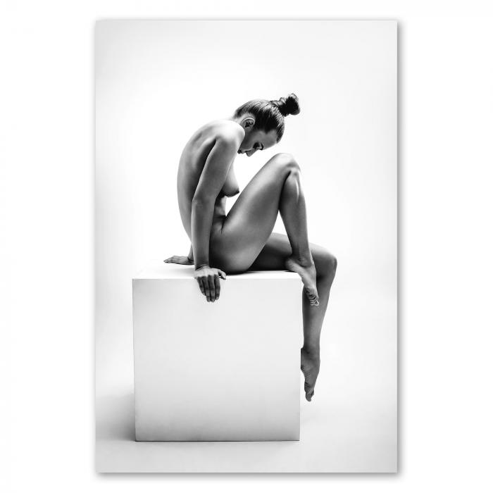 Preview: Junge Frau auf weißem Würfel | Postereck 3088