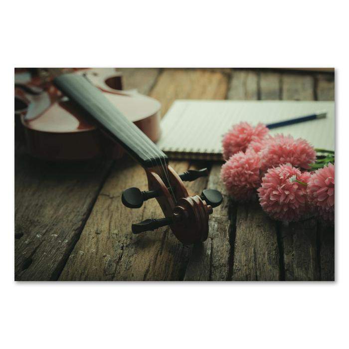 Geige, Notenheft, rosa Blumen auf rustikalem Holztisch - musikalisches Stillleben.