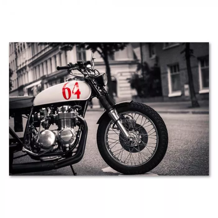 Ein schwarzes Motorrad im klassischen Vintage-Stil steht auf einer Straße in der Stadt.
