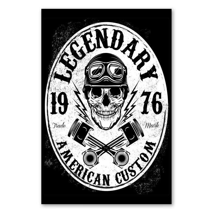 Ein Totenkopf mit Fliegerbrille und gekreuzten Kolben. Dazwischen steht "Legendary American Custom".