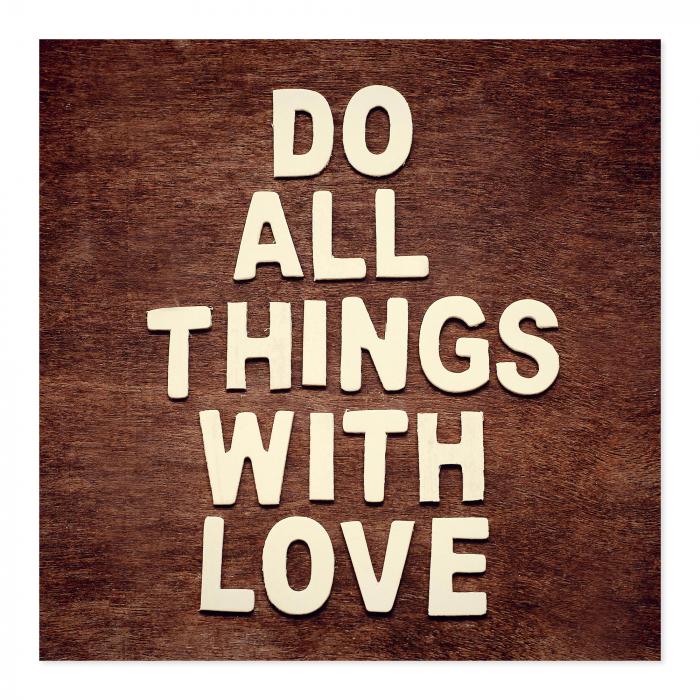 "Do all things with love" - weiße Buchstaben auf Holz, inspirierender Spruch.
