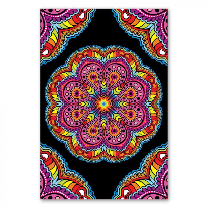 Kreisförmiges Mandala in leuchtenden Farben & verspielten Mustern auf schwarzem Hintergrund.