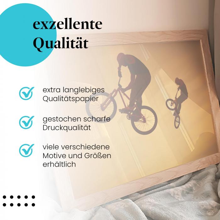 Gerahmtes Wandbild "BMX Action: Silhouetten im Abendlicht" in verschiedenen Größen.