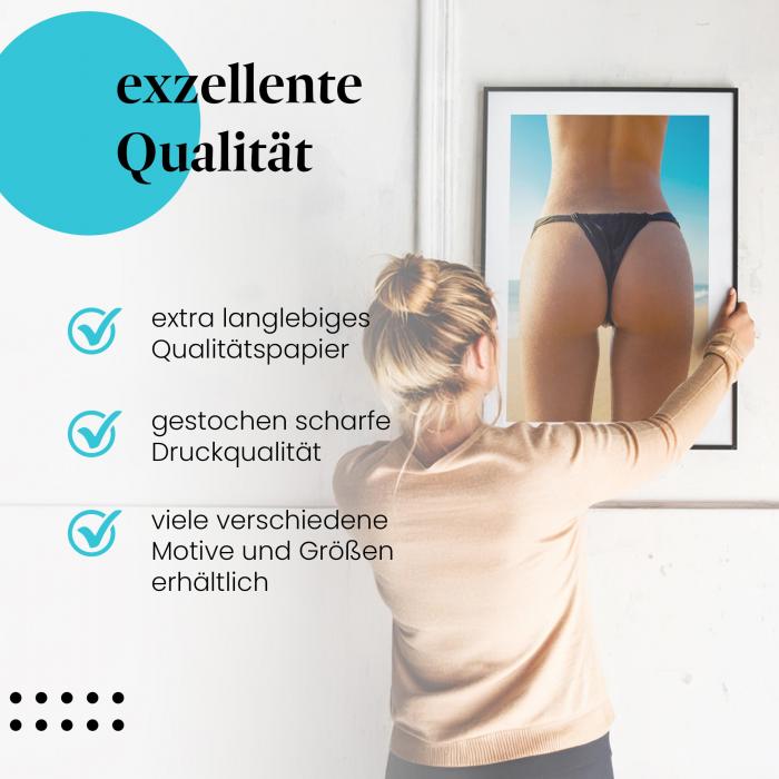 Preview: Junge Frau am Strand in schwarzer Bikinihose | Postereck 1719