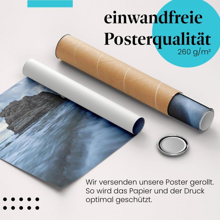 Gerolltes Poster "Sturm & Felsen". Dramatische Stimmung, sicher verpackt.