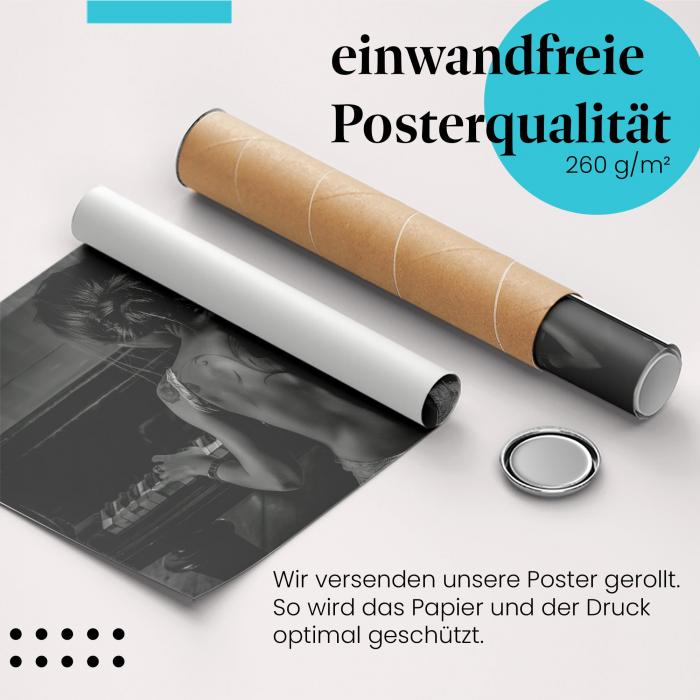 "Frau am Klavier": Gerolltes Poster - Schwarzweiß.