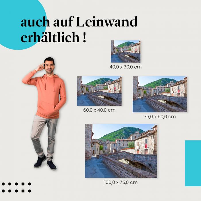 Malerisches Dorf in den italienischen Bergen, Steinbrücke, rote Fahnen als Leinwandbild - italienisches Flair.