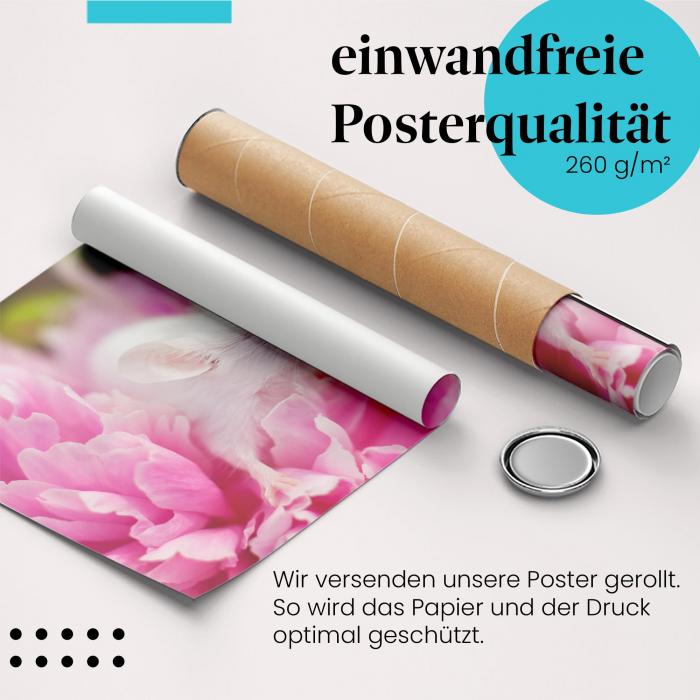 Gerolltes Poster "Maus & Pfingstrose" - Natur & Niedlichkeit, sicher verpackt.