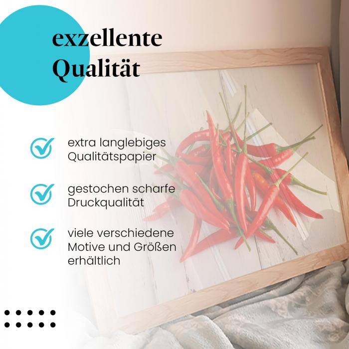 Gerahmtes Wandbild "Rote Chilischoten, Holztisch", langlebiges Papier, verschiedene Größen erhältlich.