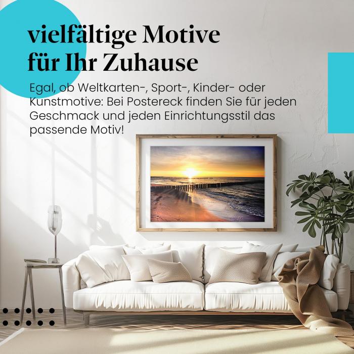 Leinwandbild "Strand": Sonnenuntergang, Holzpfähle - warmes Licht & Schatten.