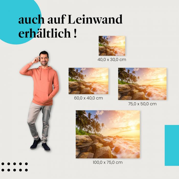 Palmen, Felsen und Wellen im Sonnenuntergang am tropischen Strand als Leinwandbild.