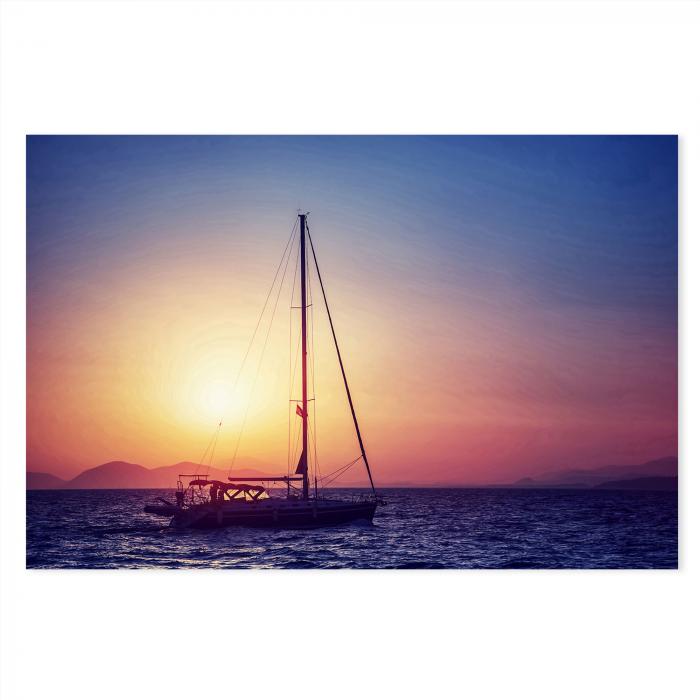 Ein Segelboot gleitet bei Sonnenuntergang über das Meer - ein romantisches Bild voller Freiheit.