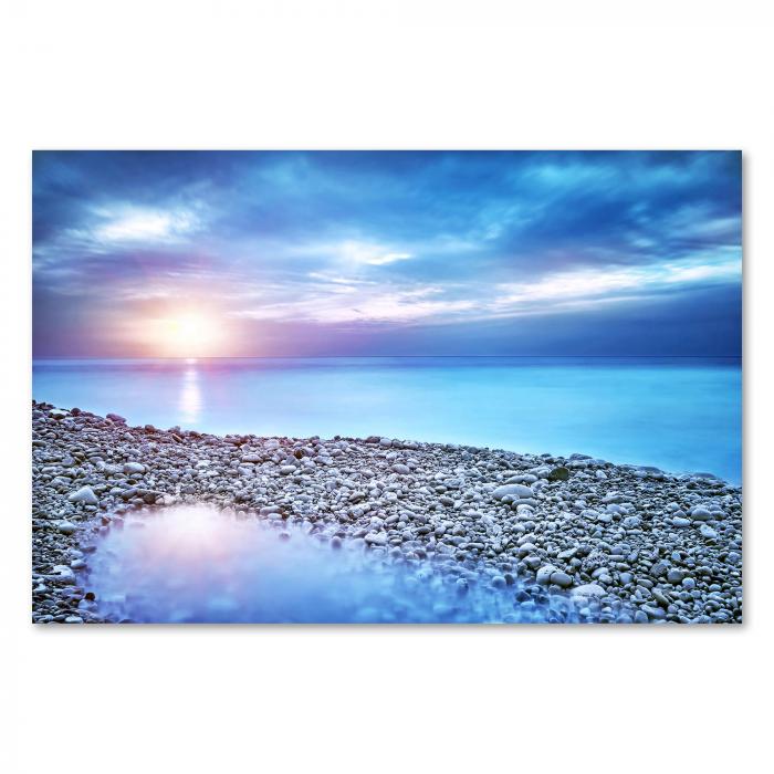 Malerischer Sonnenuntergang am Meer: Blauer Himmel, weicher Sandstrand und glitzerndes Wasser – ein Traum!